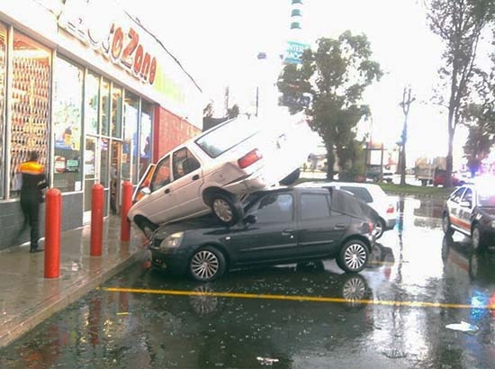 Tornado en Ixtapaluca provoca que un auto caiga sobre otro