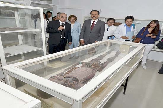 Esparza Ortiz visita Escuela de Biología de la BUAP; siguen Diálogos con el Rector