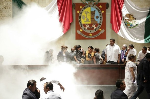 Reforma política en Oaxaca desata golpes y gases lacrimógenos
