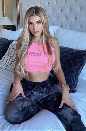 Alexa Dellanos enamora a sus fans en atuendo amarillo