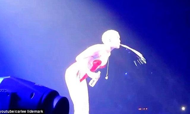 Miley Cyrus escupió agua a sus fans en concierto