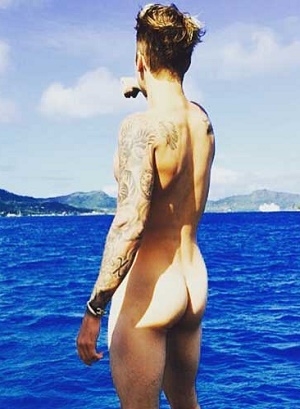 Justin Bieber presume trasero en redes sociales