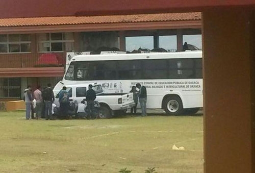 Estudiantes retienen a 18 maestros en la Normal de Oaxaca