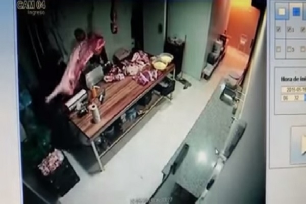 VIDEO: Atracó carnicería, como no había dinero se robó un cerdo