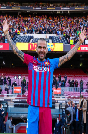 Barcelona presenta a Dani Alves y señala: “si me dan dos horas, voy por Messi”
