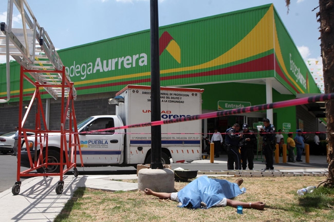 Murió electrocutado mientras colocaba el alumbrado en Totimehuacan