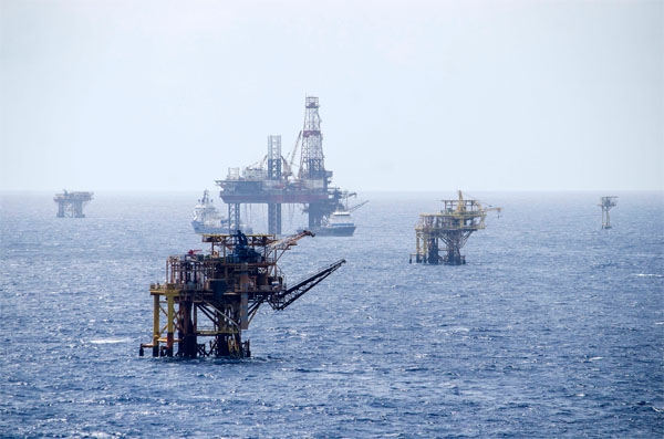Pemex desaloja plataformas en Campeche por intenso temporal