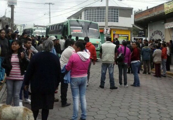 Retienen tres autobuses en Tlahuapan tras muerte de dos personas