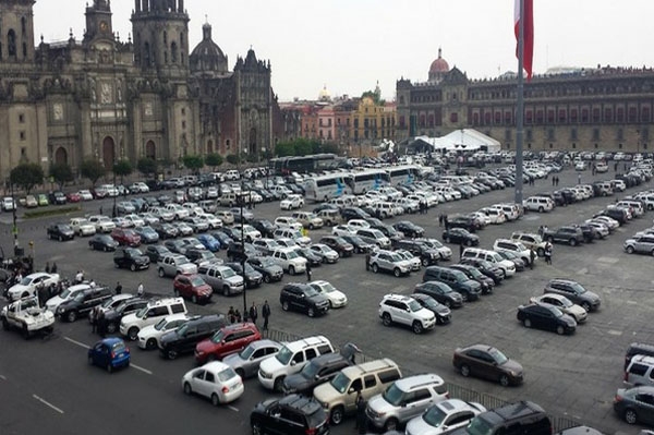 Invitados al Segundo Informe usan el Zócalo como estacionamiento