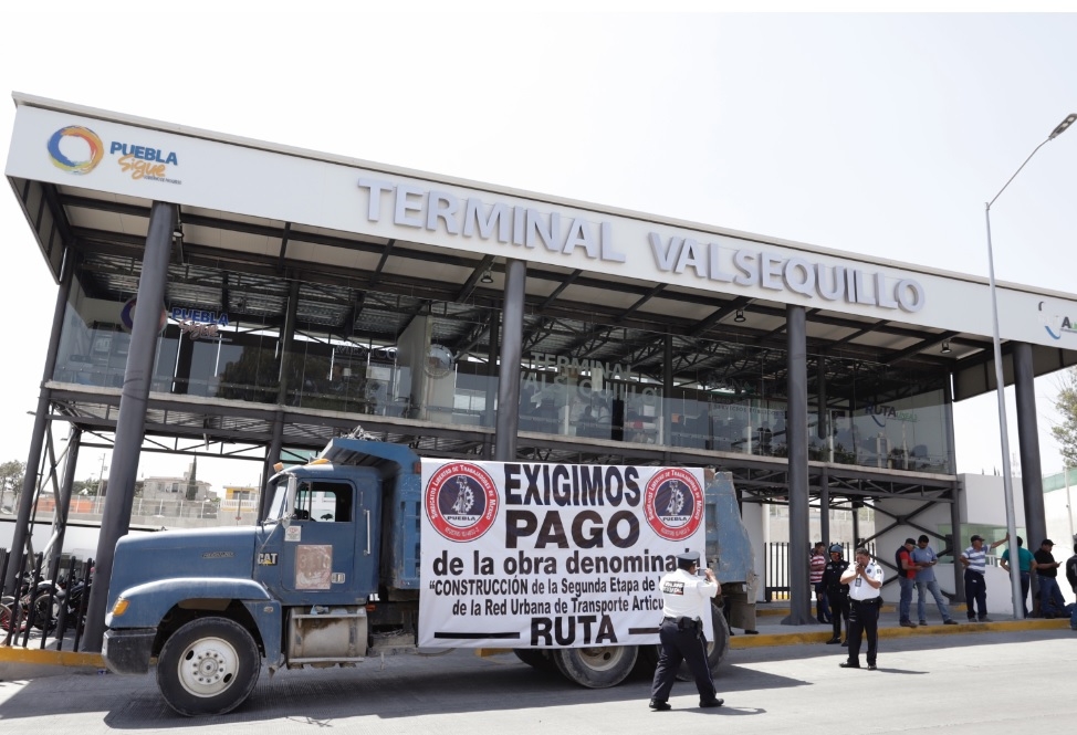 Constructores bloquearon terminal Valsequillo de Ruta