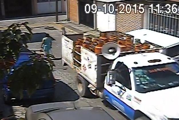 VIDEO: Chofer de Global Gas atropella y abandona a mujer en Puebla