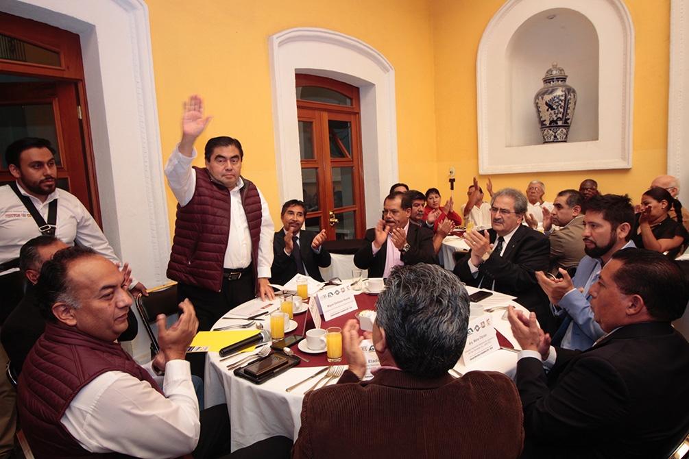 Barbosa ofrece acabar con “moches” en la obra pública