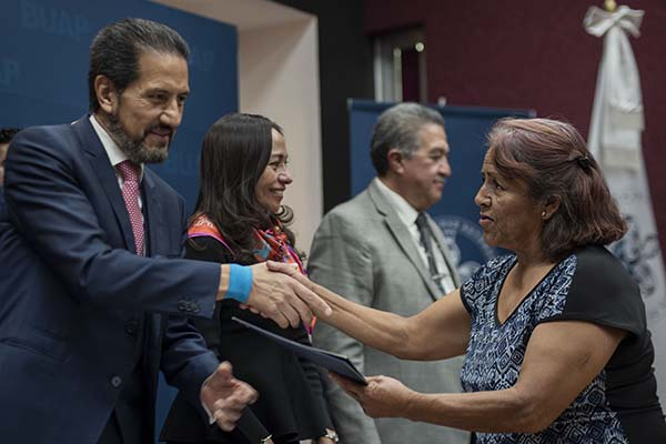 BUAP: Trabajadores no académicos reciben certificados de primaria y secundaria