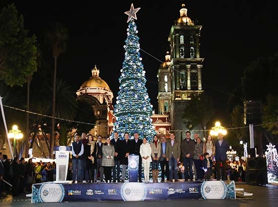 “Mundo de los Deseos”. Atracciones de Navidad en el zócalo de Puebla