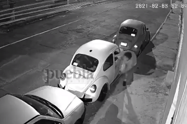 VIDEO: Ladrón se queda encerrado cuando robaba un vocho en Santa Cruz Los Ángeles