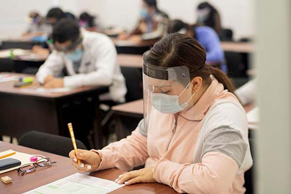 BUAP: 192 egresados de Medicina realizaron la prueba EGEL-MEDI del Ceneval
