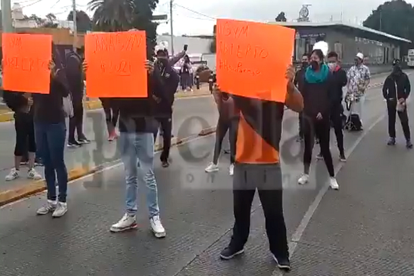 VIDEO: Dueños de gimnasios en Puebla se manifiestan y cierran calles