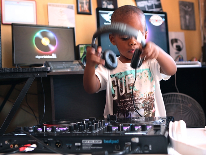 VIDEO: Menor aún no habla ni escribe pero ya es un afamado DJ