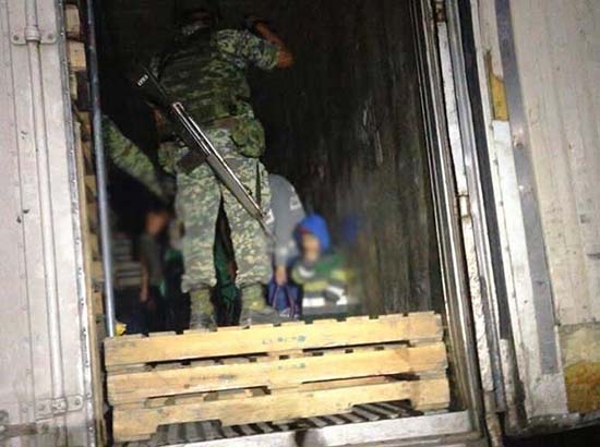 Capturan a 104 migrantes en un tráiler en Tamaulipas