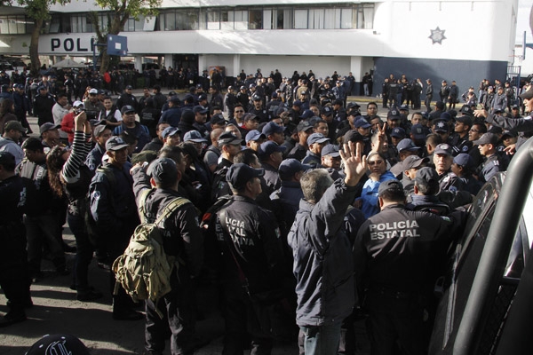 Causan baja 400 policías estatales en Puebla por reprobar control de confianza