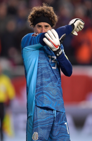 Amenazan a esposa de Memo Ochoa por actuación del portero ante Canadá