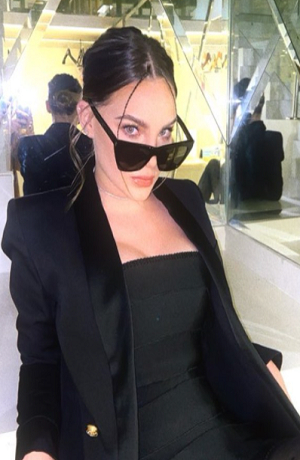 Belinda cautiva con vestuario en negro