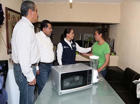 Dinorah López de Gali entrega muebles a damnificados por lluvias