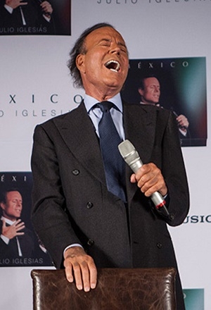 Julio Iglesias es demandado por autora del tema “Me Olvidé de Vivir”