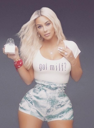 FOTOS: Kim Kardashian, el baño de leche que comparte con Fergie