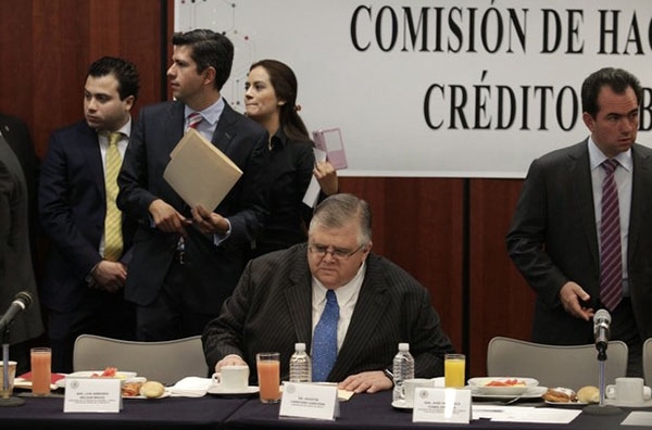 Carstens presume “arsenal” de 270 mmdd contra crisis financieras