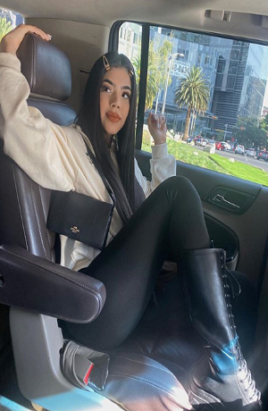 Kenia Os cautivó a sus seguidores con sexy postal