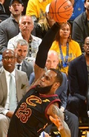 NBA Finals: Warriors con Curry pegó primero y controló a Lebron con sus Cavs