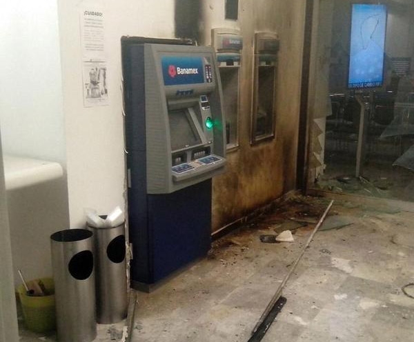 Atacan con explosivos dos bancos en Naucalpan