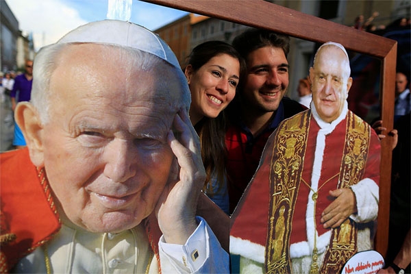 Fiesta en Roma previa a la canonización de los “papas santos”