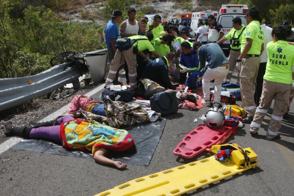 Dos muertos y 29 heridos, saldo de volcadura de microbús en El Aguacate