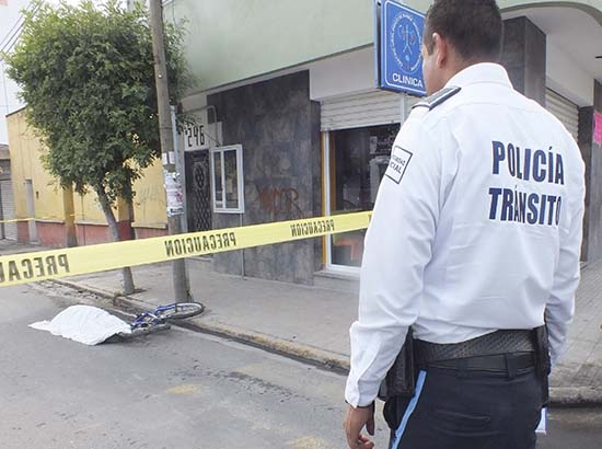 Muere ciclista al ser arrollado por camión en la 4 oriente