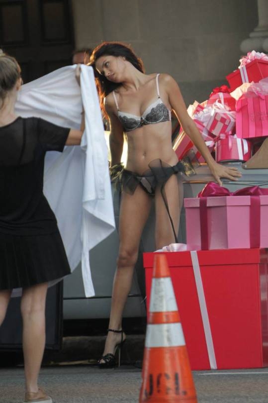 FOTOS: Adriana Lima, al desnudo para comercial de Victoria’s Secret