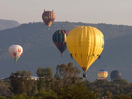 Globos aerostáticos multicolores inundaron el cielo de León