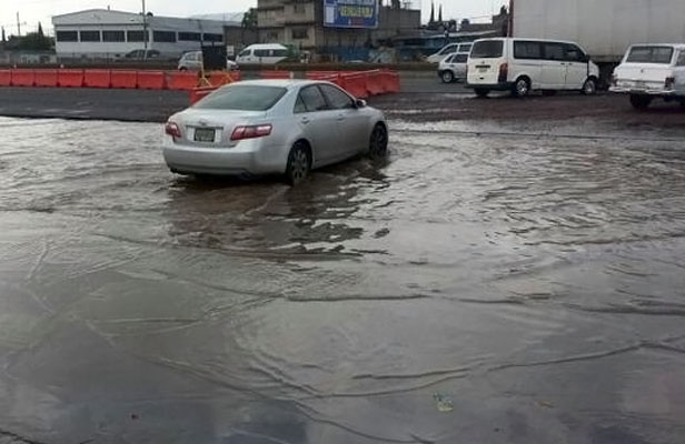 Inundaciones generan caos vial en la autopista México-Puebla