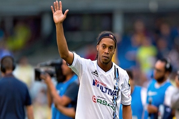 Vucetich no quiere a Ronaldinho ni contrataciones “bomba” en Querétaro