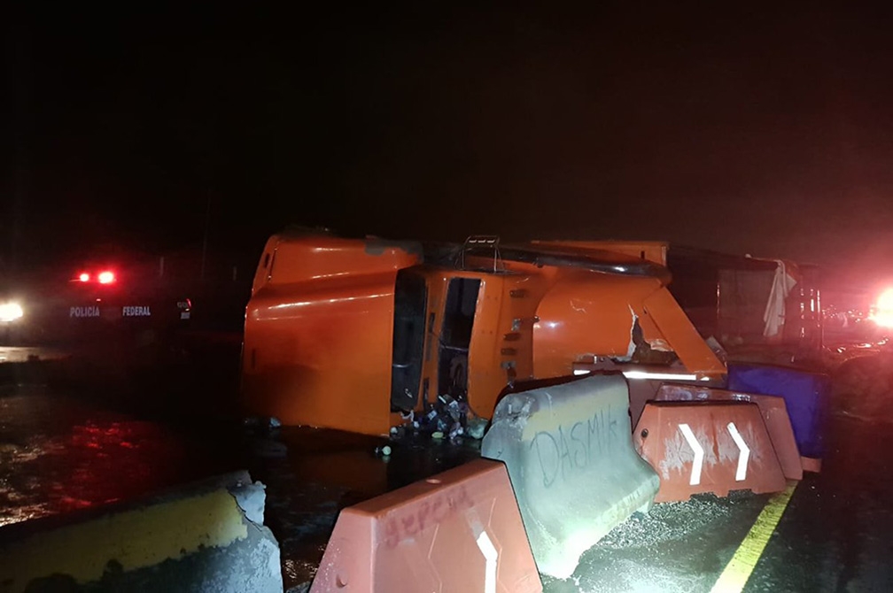 FOTOS: Cerrada la autopista Puebla-Córdoba por volcadura de tráiler