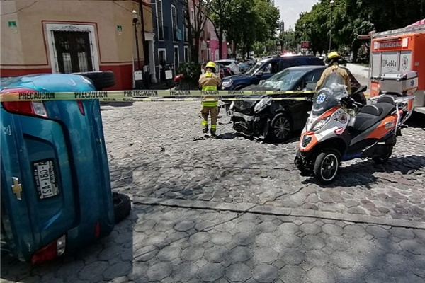 FOTOS: Vehículo corta circulación y termina volcado en Analco