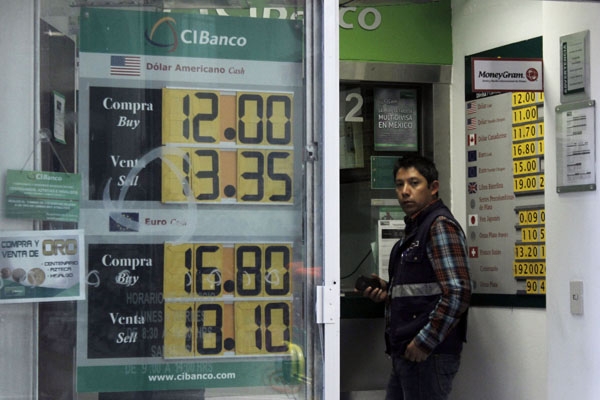 El peso mexicano en su peor nivel del año en 13.44 por dólar