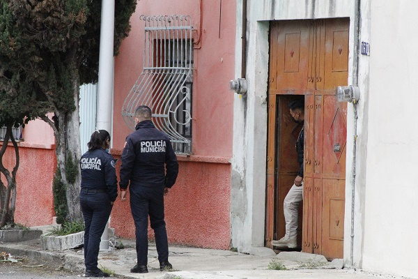 Hombre muere en su casa en Puebla y encuentran una osamenta en el patio
