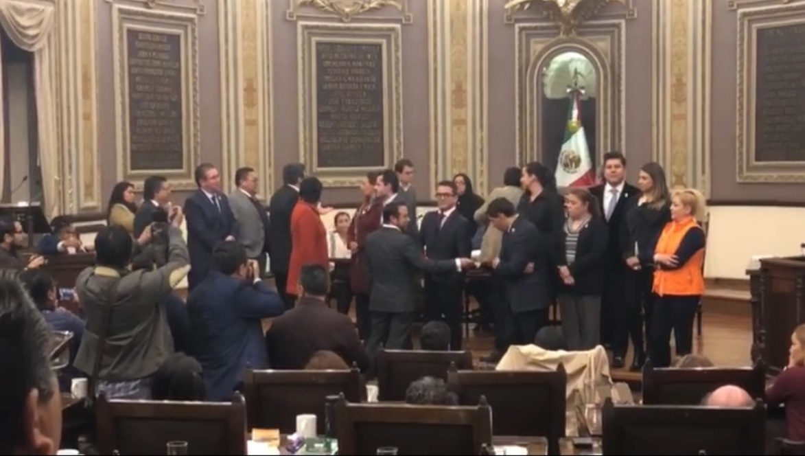 Chocan en el Congreso de Puebla: PRI y PAN se rebelan contra Espinosa