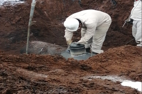 Fuga de combustible en toma clandestina alerta a ciudadanos de Ahuazotepec