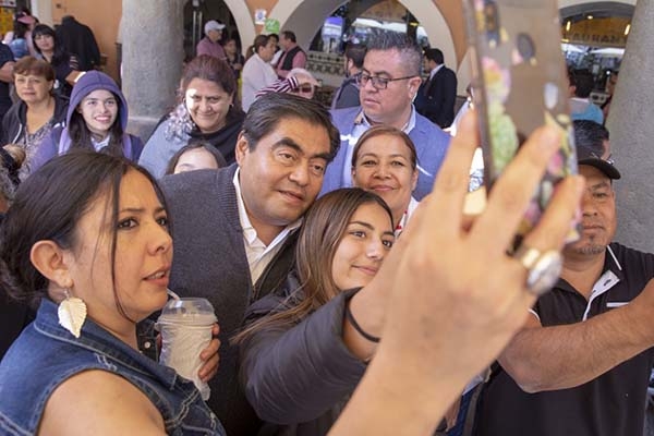 Miguel Barbosa se suma al programa “La Escuela es Nuestra”