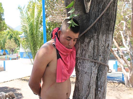 Linchan a cuatro rateros en Azumbilla; la policía los salva