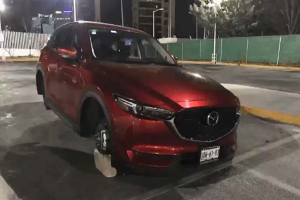 Roban llantas en estacionamiento del Hospital Ángeles de Puebla; nadie se responsabiliza