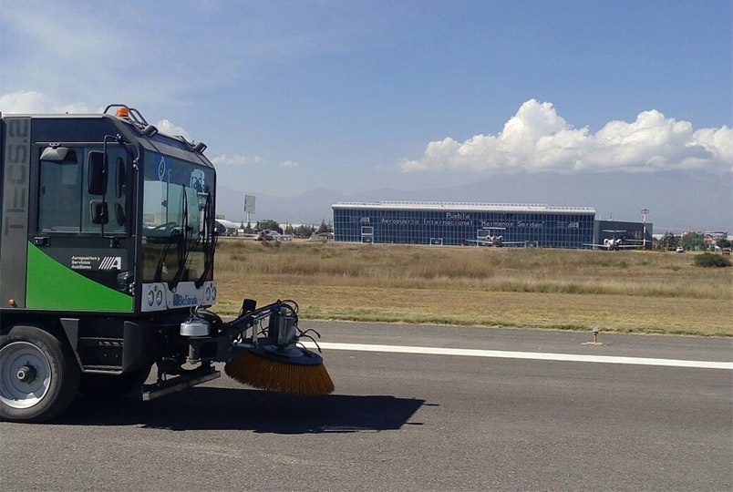Reabren Aeropuerto de Puebla tras retiro de ceniza volcánica